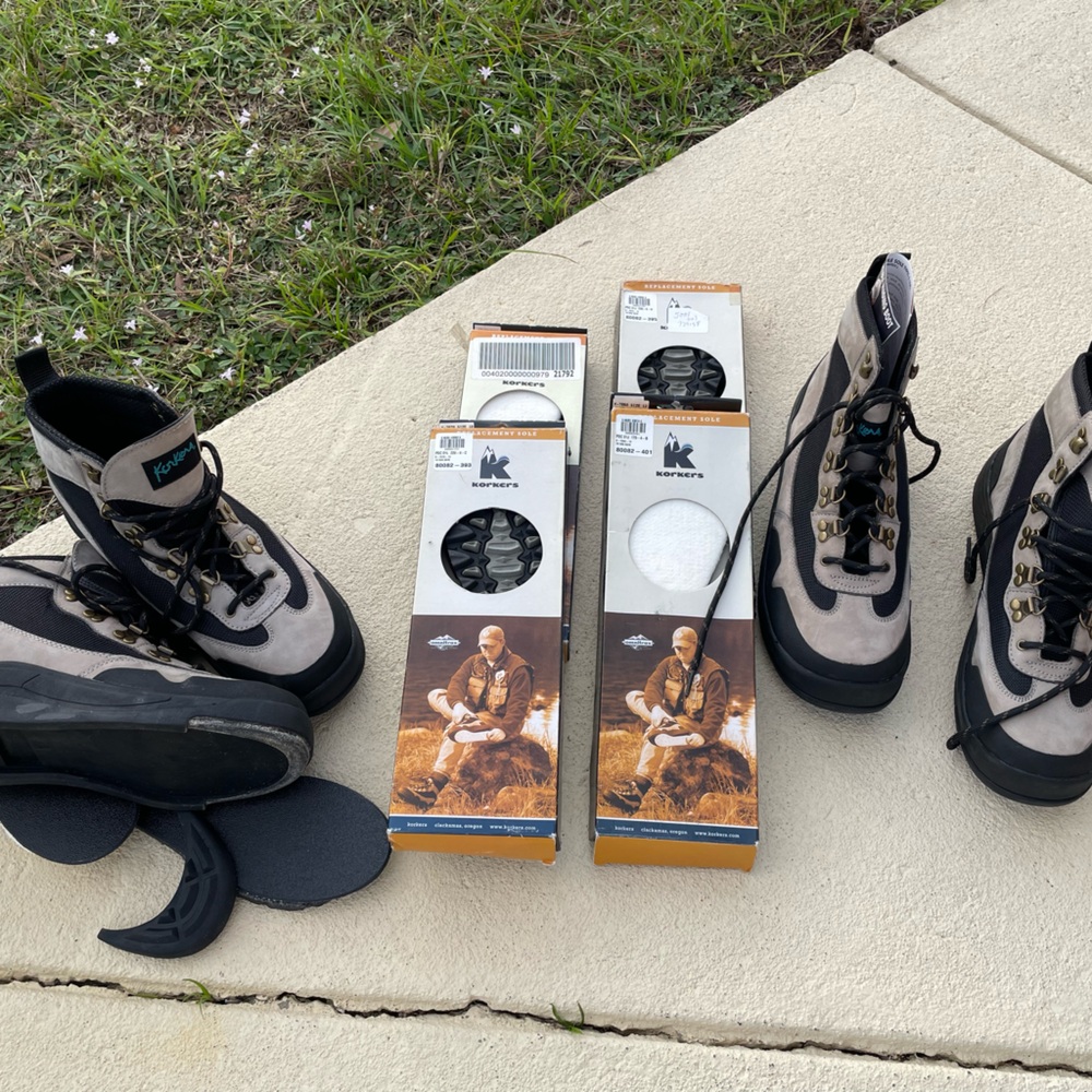 These are Korkers waders. I have 2 pairs and replacement soles.